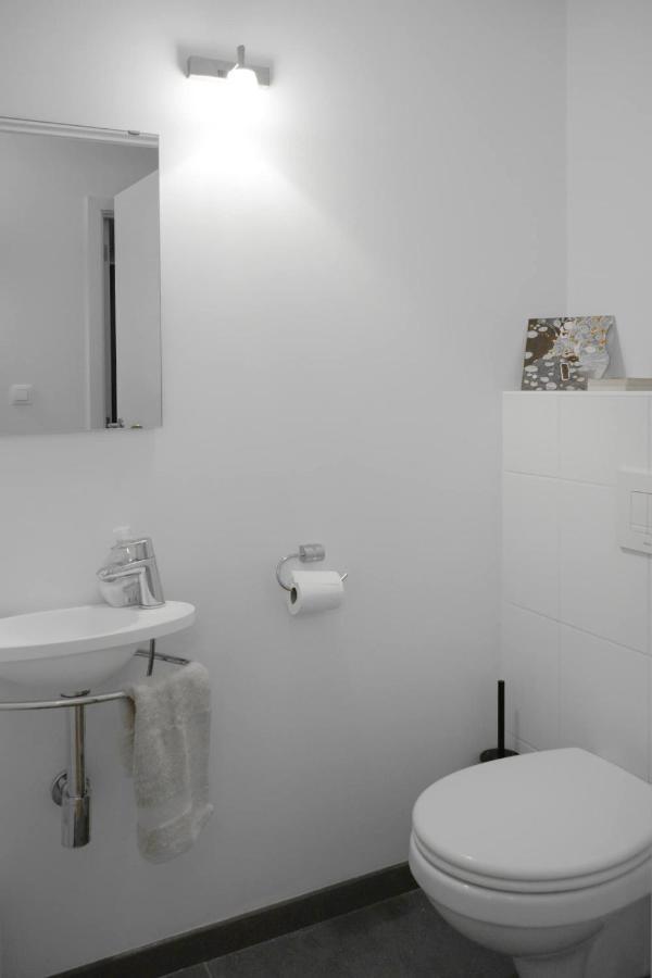 Chic With Bathroom - Terrace & Free Parking Homestay